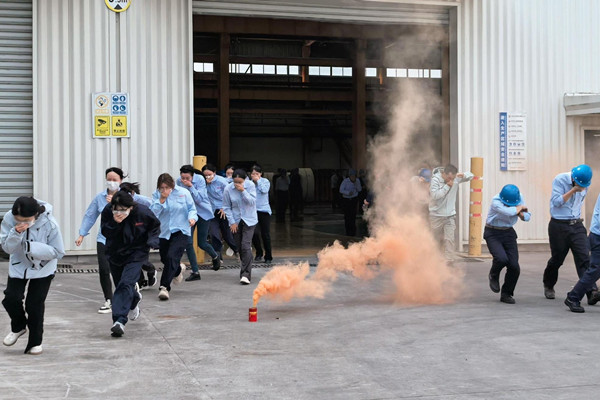 消防火災(zāi)情況下奇億金屬公司員工逃生演習(xí)場(chǎng)景